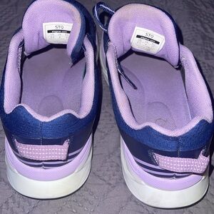 STQ tennis shoes